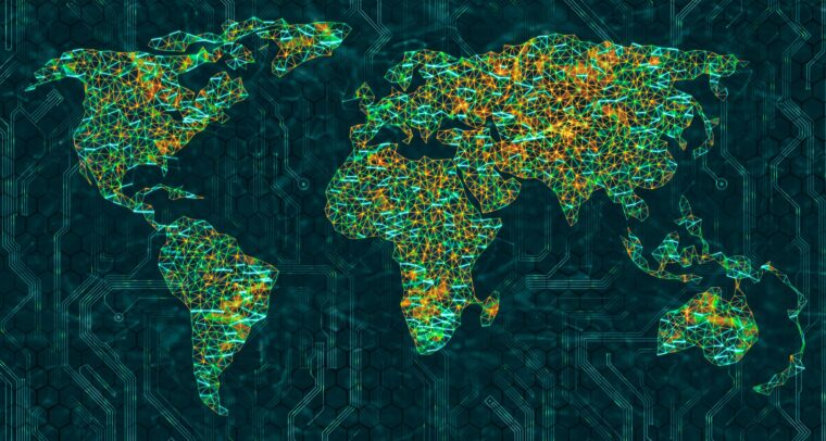 Mapa del mundo digitalizado con una red de conexiones triangulares de colores brillantes (naranja, verde y azul) sobre un fondo verde oscuro. América Latina