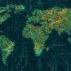 Mapa del mundo digitalizado con una red de conexiones triangulares de colores brillantes (naranja, verde y azul) sobre un fondo verde oscuro.