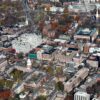 Vista aérea del campus principal de la Universidad de Harvard en Cambridge (Massachusetts), en la que se ve la distribución de las calles, donde priman edificios de ladrillo y árboles con follaje otoñal. Universidades