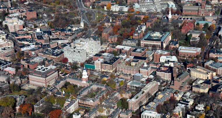 Vista aérea del campus principal de la Universidad de Harvard en Cambridge (Massachusetts), en la que se ve la distribución de las calles, donde priman edificios de ladrillo y árboles con follaje otoñal. Universidades