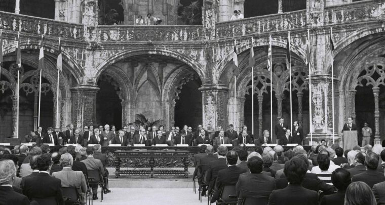 General view of the ceremony for the signing of the Acts of Accession of Spain and Portugal to the European Communities, held on 12 June 1985 in the cloister of the Jerónimos Monastery in Lisbon. EEC