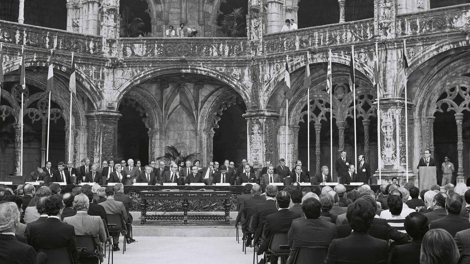 General view of the ceremony for the signing of the Acts of Accession of Spain and Portugal to the European Communities, held on 12 June 1985 in the cloister of the Jerónimos Monastery in Lisbon. EEC