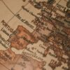 Primer plano de un globo terráqueo clásico, centrado en Europa y las regiones circundantes, con nombres de ciudades y países visibles. Unión Europea