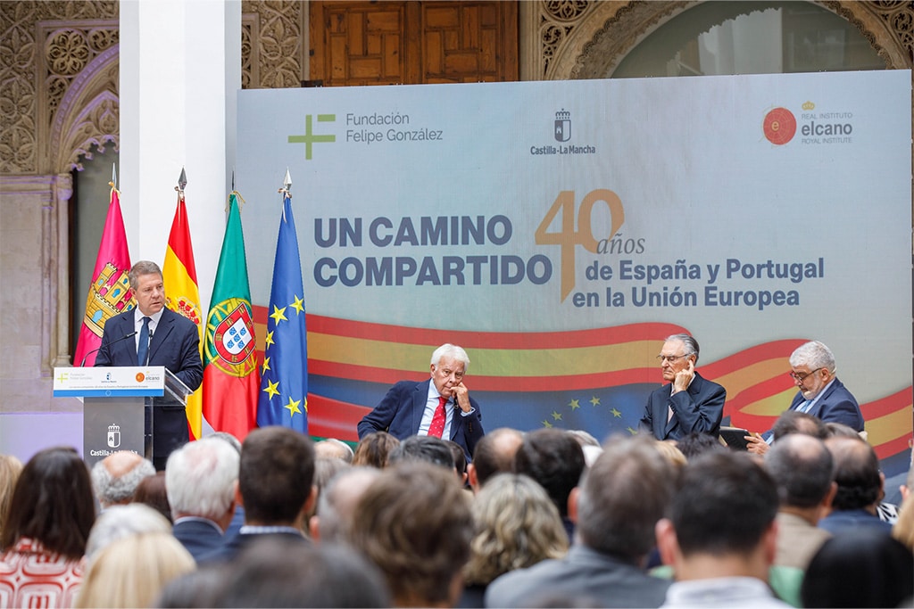 Emiliano García-Page, Felipe González, Aníbal Cavaco Silva and José Juan Ruiz at the dialogue ‘A shared path: 40 years of Spanish and Portuguese EU membership’. Photo: Emiliano García-Page Sánchez (CC BY-SA 2.0).