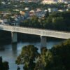 Puente internacional de estructura metálica con diseño de celosía, apoyado sobre pilares de hormigón, que cruza el río Miño conectando las localidades de Tuy (España) y Valença do Minho (Portugal), rodeado de paisaje urbano y vegetación. Europa
