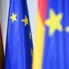 Banderas de España y de la Unión Europea en un acto oficial en la sede de la Comisión Europea en Bruselas, Bélgica.