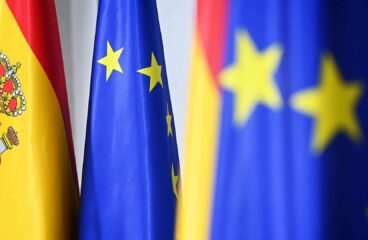 Banderas de España y de la Unión Europea en un acto oficial en la sede de la Comisión Europea en Bruselas, Bélgica.