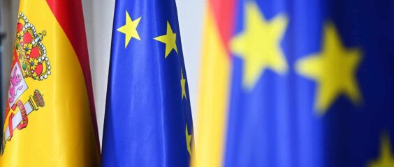 Banderas de España y de la Unión Europea en un acto oficial en la sede de la Comisión Europea en Bruselas, Bélgica.