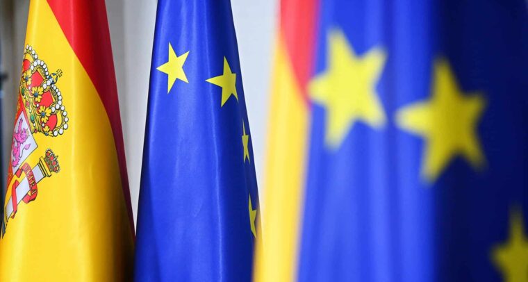 Banderas de España y de la Unión Europea en un acto oficial en la sede de la Comisión Europea en Bruselas, Bélgica.