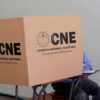 Un ciudadano hondureño (sentado, con pantalones grises y camisa azul) emite su voto en un centro electoral de Tegucigalpa durante las elecciones primarias, dentro de una cabina del Consejo Nacional Electoral (CNE), 9 de marzo de 2025. electoral