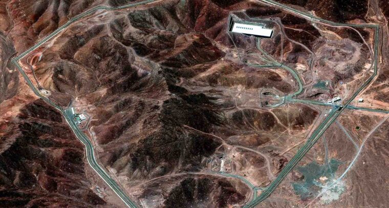 Vista satelital de la instalación de enriquecimiento de Fordo, tomada el 14 de junio de 2025. El complejo, ubicado en una zona montañosa, está rodeado por una carretera perimetral. En la parte superior de la imagen se distingue el techo blanco de un edificio. Irán
