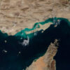 Vista satelital captada por el satélite Terra (NASA) del estrecho de Ormuz, que conecta el golfo Pérsico con el golfo de Omán y separa Irán (al norte) de la península Arábiga (al sur). Irán