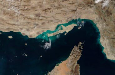 Vista satelital captada por el satélite Terra (NASA) del estrecho de Ormuz, que conecta el golfo Pérsico con el golfo de Omán y separa Irán (al norte) de la península Arábiga (al sur). Irán