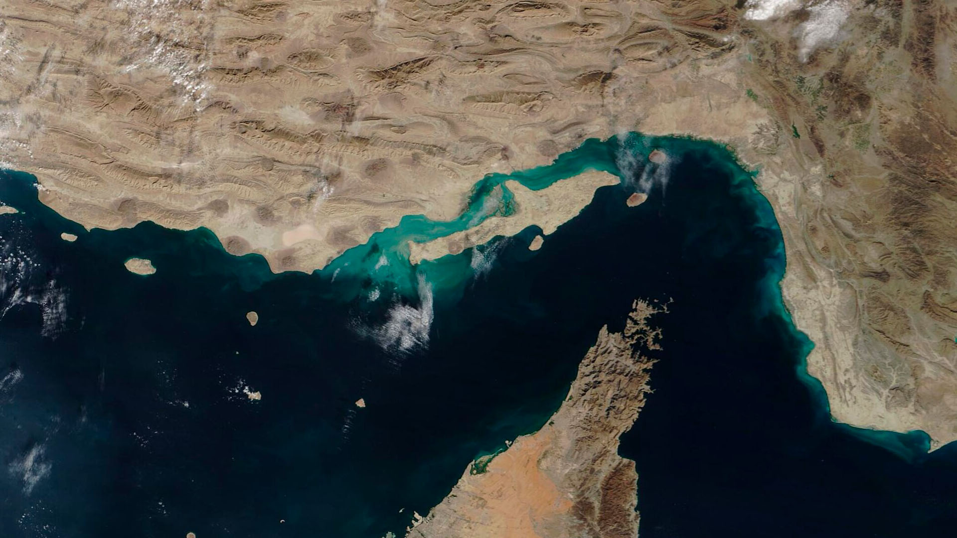 Vista satelital captada por el satélite Terra (NASA) del estrecho de Ormuz, que conecta el golfo Pérsico con el golfo de Omán y separa Irán (al norte) de la península Arábiga (al sur). Irán
