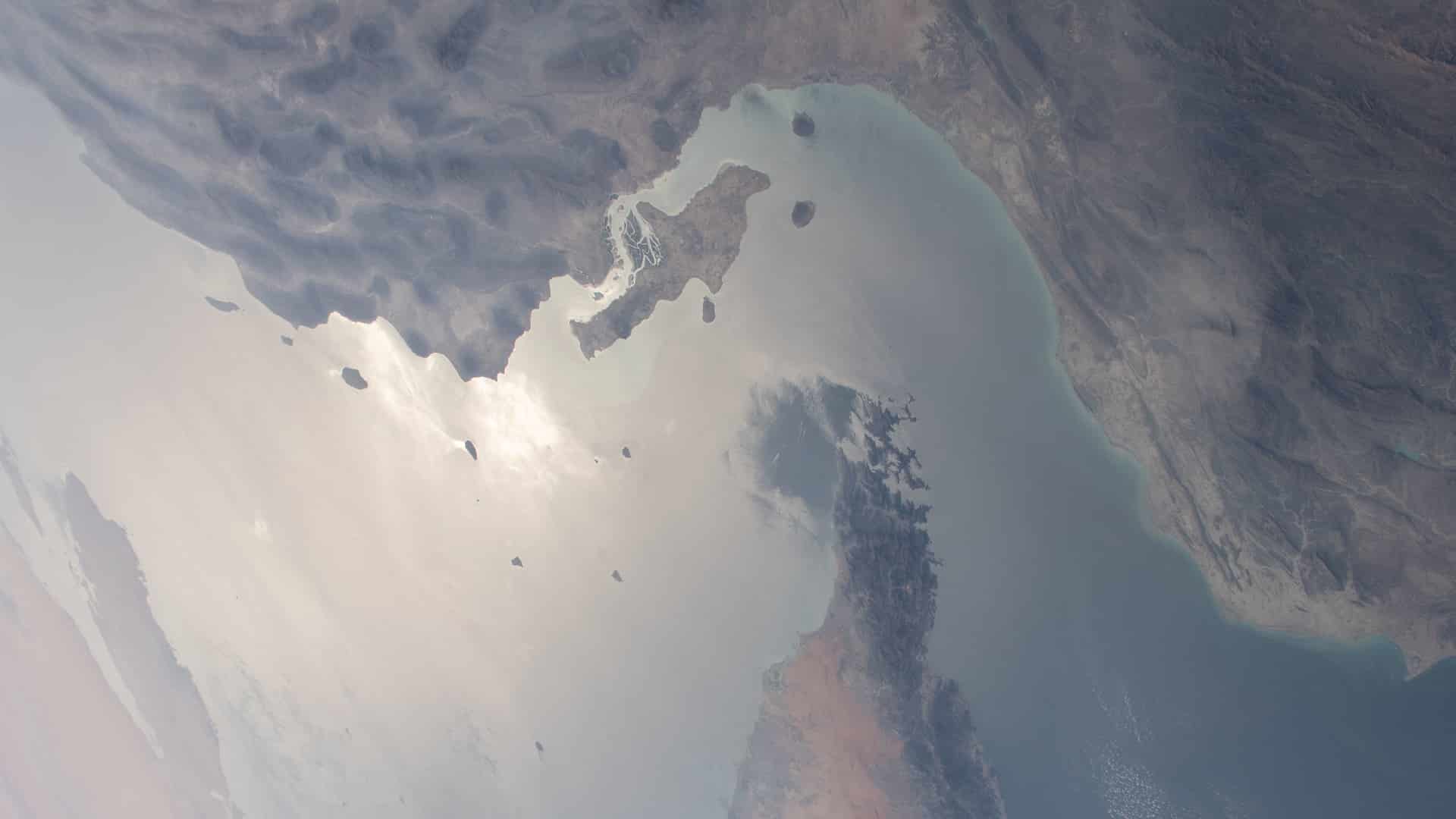 Vista aérea del estrecho de Ormuz, que conecta el Golfo Pérsico con el Golfo de Omán, tomada desde el espacio por la NASA. Ormuz