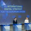 Rueda de prensa de la Comisión Europea el 5 de junio de 2025 sobre la Estrategia Digital Internacional de la UE. Henna Virkkunen, vicepresidenta ejecutiva de Soberanía Tecnológica, y Guillaume Mercier, portavoz de Ampliación y Asociaciones Internacionales, están de pie tras atriles. Al fondo, una pantalla proyecta el título “An International Digital Strategy for the European Union” sobre un gráfico digital del planeta y cinco pequeñas banderas de la UE. Estrategia Digital