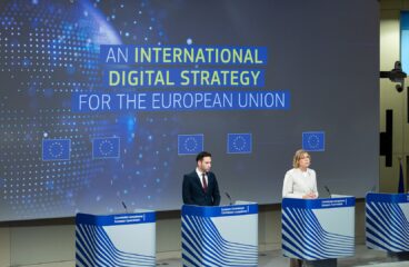 Rueda de prensa de la Comisión Europea el 5 de junio de 2025 sobre la Estrategia Digital Internacional de la UE. Henna Virkkunen, vicepresidenta ejecutiva de Soberanía Tecnológica, y Guillaume Mercier, portavoz de Ampliación y Asociaciones Internacionales, están de pie tras atriles. Al fondo, una pantalla proyecta el título “An International Digital Strategy for the European Union” sobre un gráfico digital del planeta y cinco pequeñas banderas de la UE. Estrategia Digital
