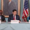 Marco Rubio, la ministra de Asuntos Exteriores de la República Democrática del Congo, Thérèse Kayikwamba Wagner, y el ministro de Asuntos Exteriores de Ruanda, Olivier Nduhungirehe, sentados firmando el Acuerdo de Paz en el Departamento de Estado en Washington D.C., el 27 de junio de 2025. Frente a ellos, una mesa con los nombres de los tres países y banderas de la República Democrática del Congo, Ruanda y Estados Unidos a ambos lados. Acuerdo