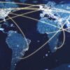 Mapa digital del mundo sobre fondo oscuro, con continentes en tonos azulados y líneas doradas brillantes que conectan distintas regiones. Sur global