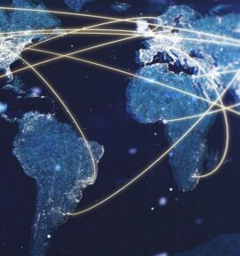 Mapa digital del mundo sobre fondo oscuro, con continentes en tonos azulados y líneas doradas brillantes que conectan distintas regiones. Sur global
