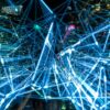 Conexiones de datos digitales azules y brillantes, superpuestas sobre una ciudad moderna de noche. Digital