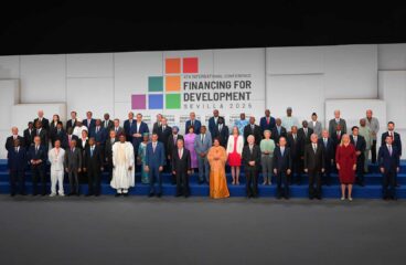 Líderes y representantes internacionales posan en la foto oficial de la inauguración de la 4ª Conferencia sobre la Financiación para el Desarrollo en Sevilla, 30 de junio de 2025. Financiación