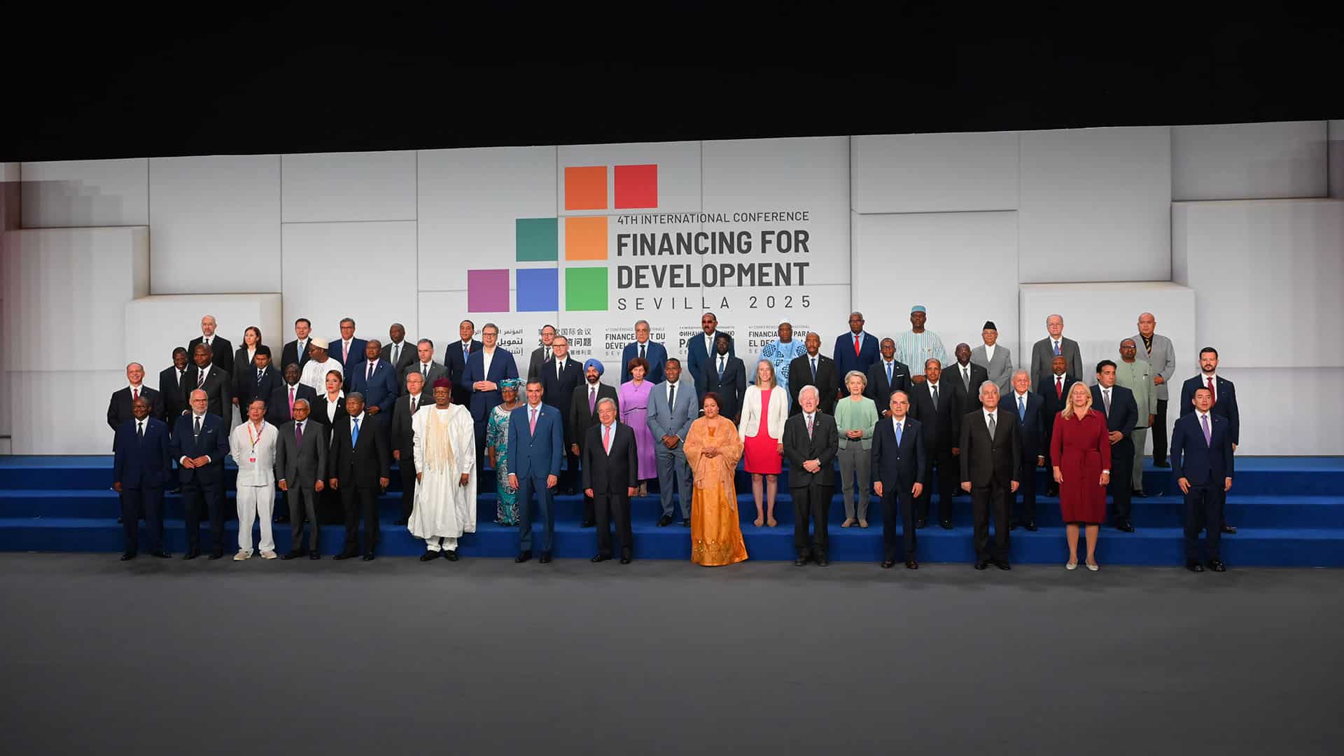 Líderes y representantes internacionales posan en la foto oficial de la inauguración de la 4ª Conferencia sobre la Financiación para el Desarrollo en Sevilla, 30 de junio de 2025. Financiación