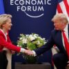 Ursula von der Leyen y Donald Trump estrechan manos en el Foro Económico Mundial de Davos 2020 durante una reunión bilateral entre la Unión Europea y Estados Unidos, con banderas de ambos bloques al fondo. Acuerdo comercial