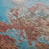 Mapa político detallado de Europa con países, capitales y ciudades principales, etiquetados en esloveno. Polarización política