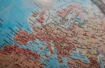 Mapa político detallado de Europa con países, capitales y ciudades principales, etiquetados en esloveno. Polarización política