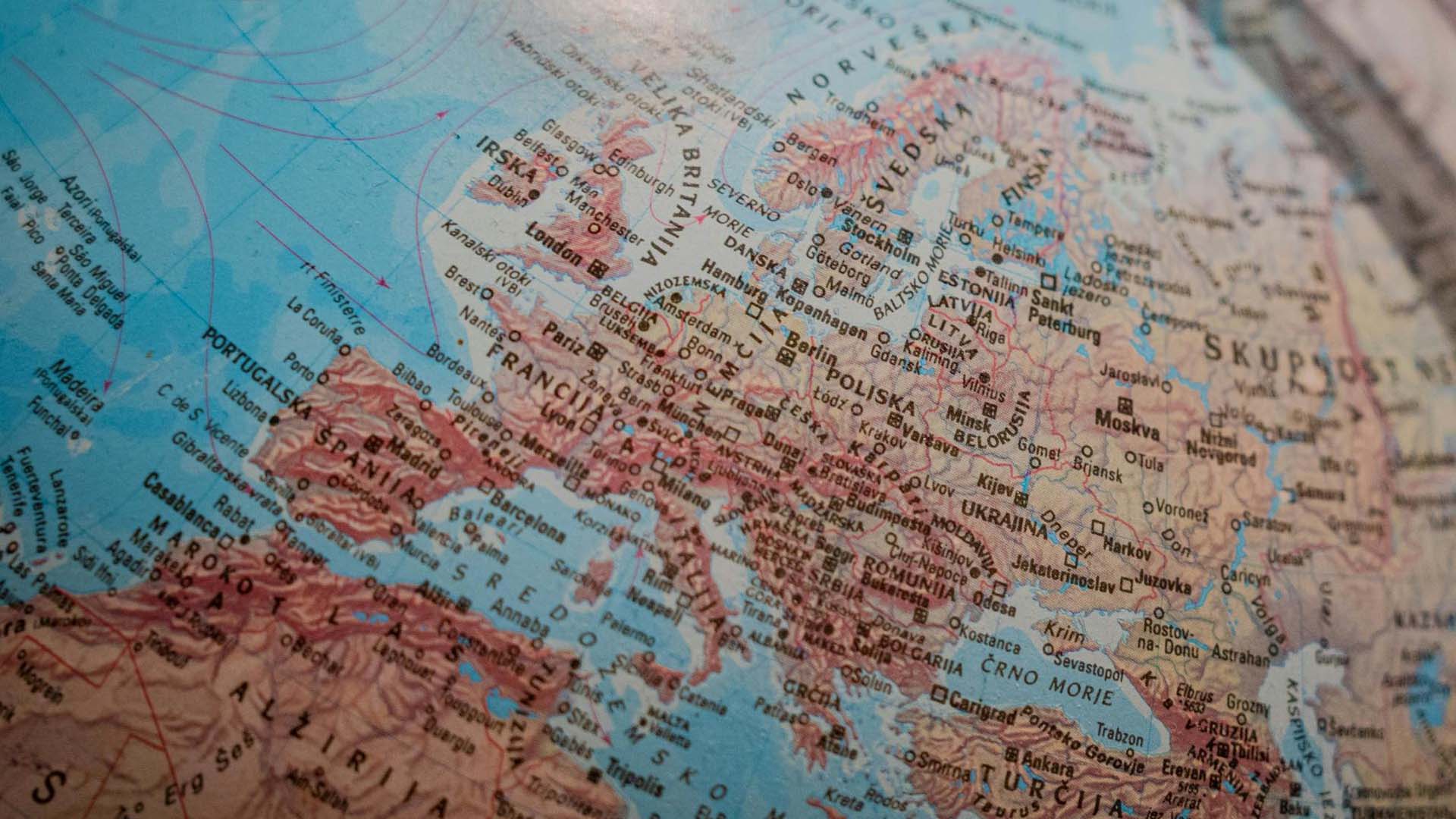 Mapa político detallado de Europa con países, capitales y ciudades principales, etiquetados en esloveno. Polarización política