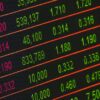 Pantalla electrónica con cotizaciones bursátiles en tiempo real, mostrando precios de acciones, variaciones y volúmenes de negociación. Dólar