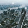 Vista aérea de Shanghái con rascacielos y el río que la atraviesa, sobrepuesta con una red de líneas blancas y puntos brillantes que simbolizan la conectividad digital.