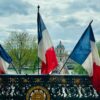 Tres banderas de Francia expuestas una baranda en la entrada al Museo del Louvre en París.