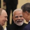 El primer ministro indio, Narendra Modi, conversa con el presidente ruso, Vladímir Putin (izquierda), y el presidente chino, Xi Jinping, antes del inicio de la Cumbre de la Organización de Cooperación de Shanghái de 2025 celebrada en la ciudad de Tianjin, China. (1/09/2025). Foto: Suo Takekuma/Getty Images
