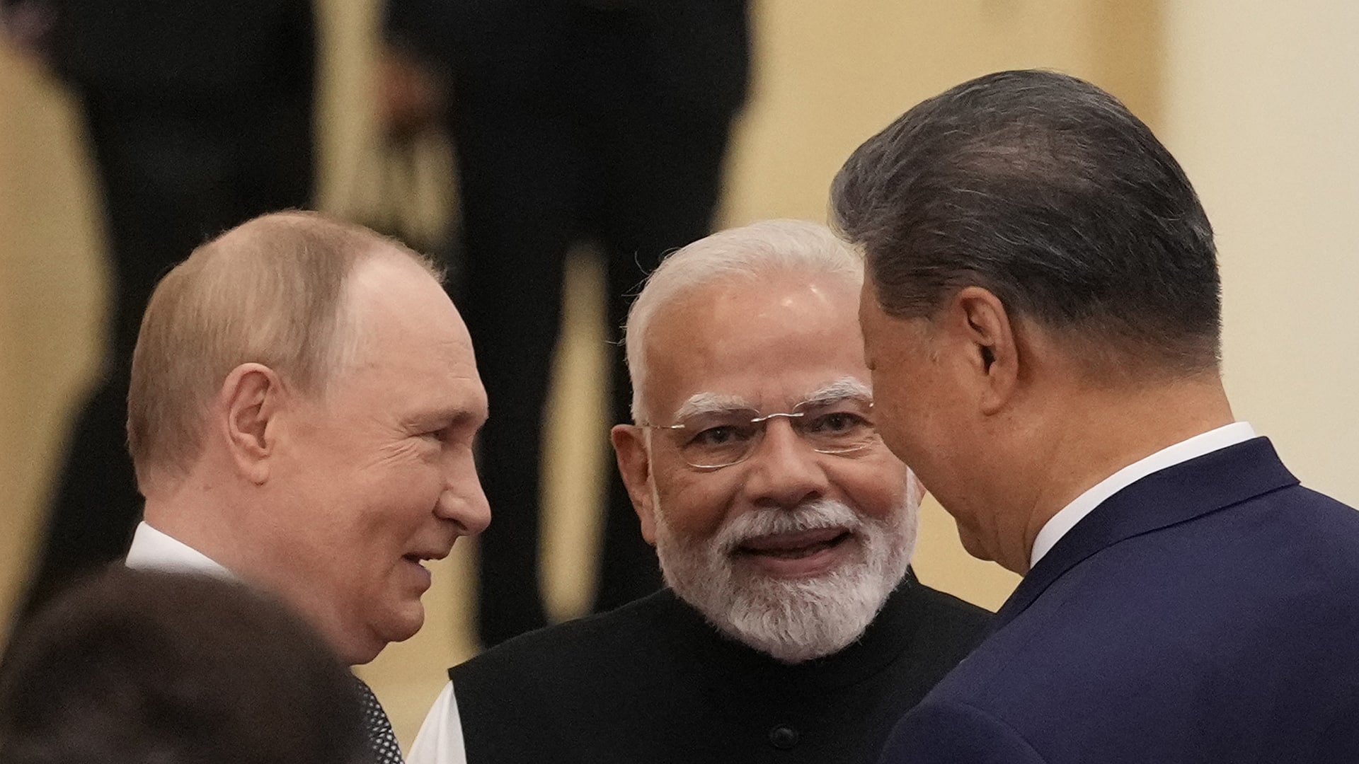 El primer ministro indio, Narendra Modi, conversa con el presidente ruso, Vladímir Putin (izquierda), y el presidente chino, Xi Jinping, antes del inicio de la Cumbre de la Organización de Cooperación de Shanghái de 2025 celebrada en la ciudad de Tianjin, China. (1/09/2025). Foto: Suo Takekuma/Getty Images