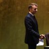 El presidente francés, Emmanuel Macron (izquierda), y el ministro de Asuntos Exteriores saudí, Faisal bin Farhan (derecha), se estrechan la mano durante la Asamblea General de la ONU en Nueva York, después de organizar un encuentro en apoyo de la solución de los dos Estados para el conflicto palestino-israelí (22/09/2025). Foto: Spencer Platt / Getty Images.