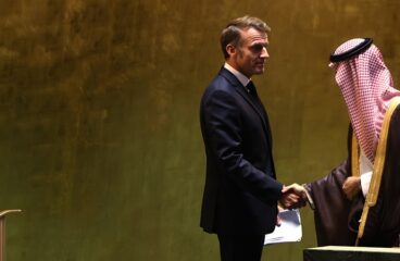 El presidente francés, Emmanuel Macron (izquierda), y el ministro de Asuntos Exteriores saudí, Faisal bin Farhan (derecha), se estrechan la mano durante la Asamblea General de la ONU en Nueva York, después de organizar un encuentro en apoyo de la solución de los dos Estados para el conflicto palestino-israelí (22/09/2025). Foto: Spencer Platt / Getty Images.