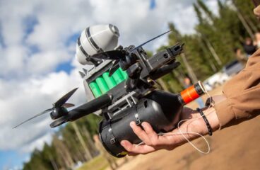 Primer plano de un dron ucraniano de fibra óptica de última generación.