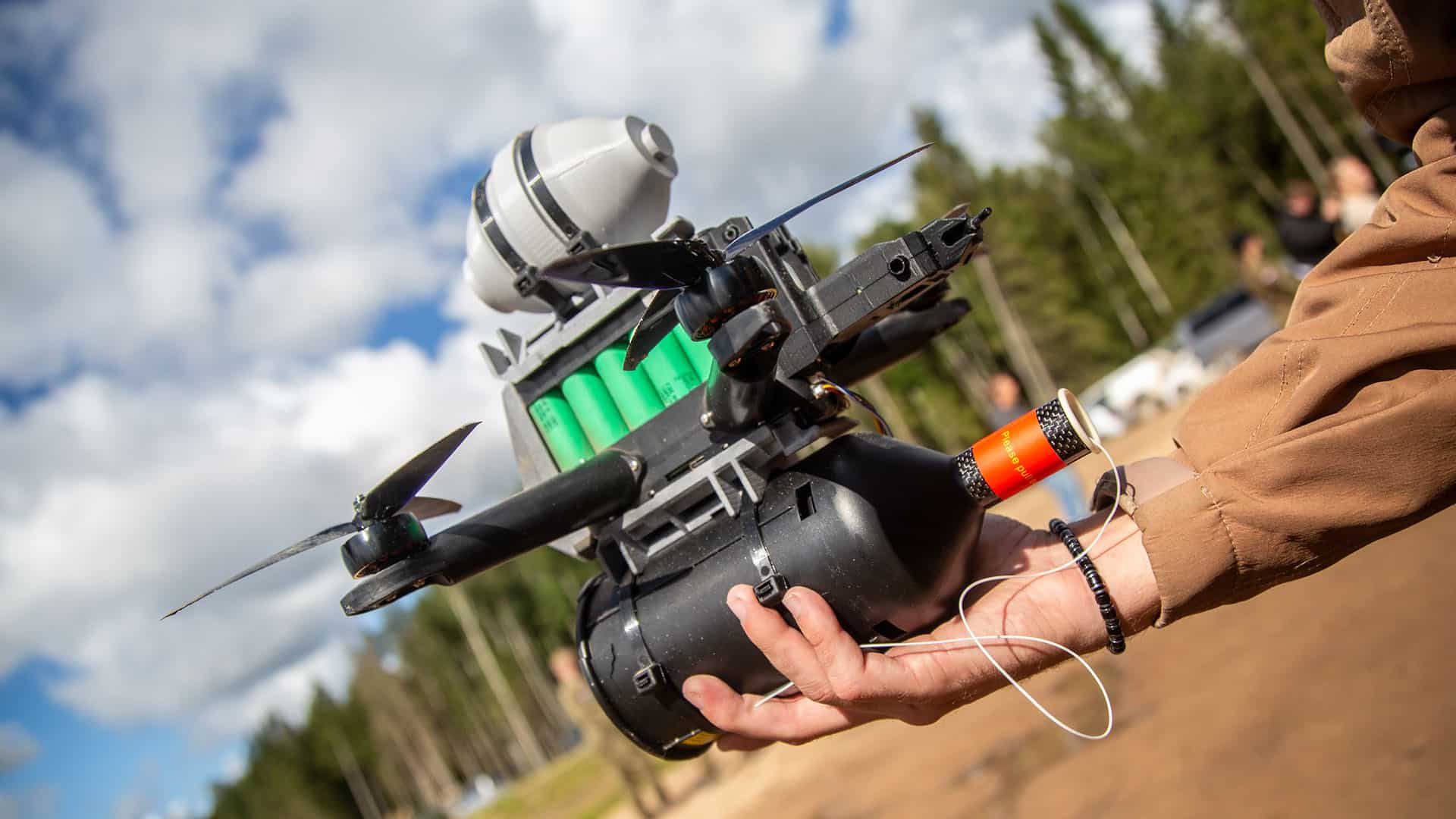 Primer plano de un dron ucraniano de fibra óptica de última generación.