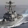 Foto del USS Jason Dunham, uno de los dos destructores de misiles guiados de la Marina de EEUU que operan en el sur del Caribe, navegando en el mar.