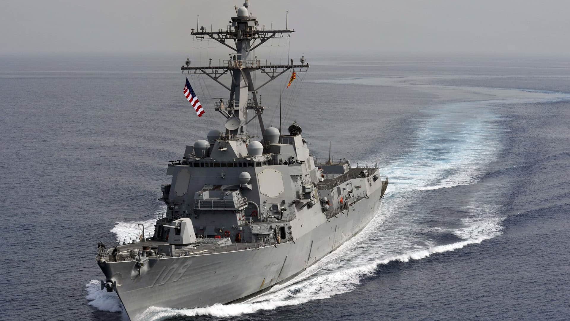 Foto del USS Jason Dunham, uno de los dos destructores de misiles guiados de la Marina de EEUU que operan en el sur del Caribe, navegando en el mar.