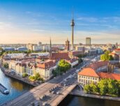 Vista aérea del horizonte del este de la ciudad de Berlín (Alemania), con la famosa torre de televisión (Berliner Fernsehturm) y el río Spree bajo la luz del atardecer