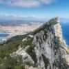 Foto del Peñón de Gibraltar en primer plano. Al fondo, el aeropuerto, el lado español y el mar Mediterráneo.