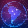 Ilustración digital con un mapa de América Latina en la vista del planeta tierra desde el espacio, en tonos azules con líneas y puntos conectados que representan una red tecnológica sobre fondo oscuro.