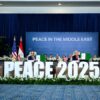 Ceremonia de firma del acuerdo de alto el fuego entre Israel y Hamás para el fin a la guerra en Gaza durante la cumbre en Sharm el Sheij (Egipto). En primer plano las palabras “Peace 2025”, en la mesa sentados sosteniendo las carpetas del acuerdo con sus firmas (de izquierda a derecha): Tamim bin Hamad al Thani (emir de Qatar), Abdelfatah al-Sisi (presidente de Egipto), Donald Trump (presidente de EEUU) y Recep Tayyip Erdoğan (presidente de Turquía). Al fondo las banderas de EEUU, Egipto, Qatar y Turquía, el resto de líderes mundiales, y una pantalla con las palabras “Peace in the Middle East”.