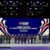 Foto de familia de la inauguración de la 47ª Cumbre de la ASEAN y cumbres relacionadas en Kuala Lumpur, Malasia. En el escenario, los jefes de Estado y Gobierno de los países con las manos entrelazadas, flanqueados por banderas y al fondo pantallas con el logo de la cumbre y figuras abstractas.