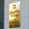 Placa de identificación dorada con el nombre del Ministerio de Desarrollo Económico de la Federación Rusa en Moscú. Este ministerio se encarga de los presupuestos de Rusia.