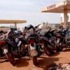 Decenas de coches y motocicletas forman largas colas en las gasolineras debido a la grave escasez de combustible que afecta a Bamako, Malí. La crisis se ha agravado debido a que grupos armados bloquean las principales rutas utilizadas por los camiones cisterna, lo que interrumpe las líneas de suministro a la capital y otras regiones del país.