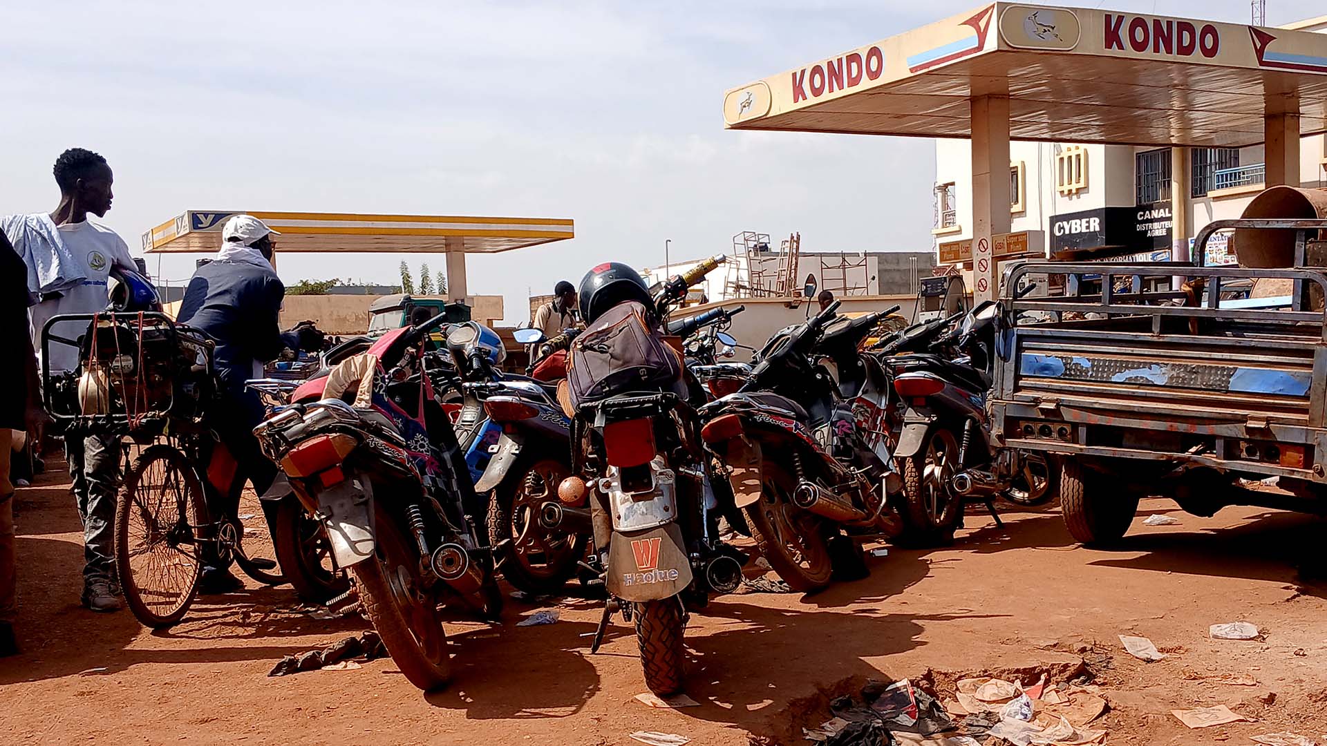 Decenas de coches y motocicletas forman largas colas en las gasolineras debido a la grave escasez de combustible que afecta a Bamako, Malí. La crisis se ha agravado debido a que grupos armados bloquean las principales rutas utilizadas por los camiones cisterna, lo que interrumpe las líneas de suministro a la capital y otras regiones del país.